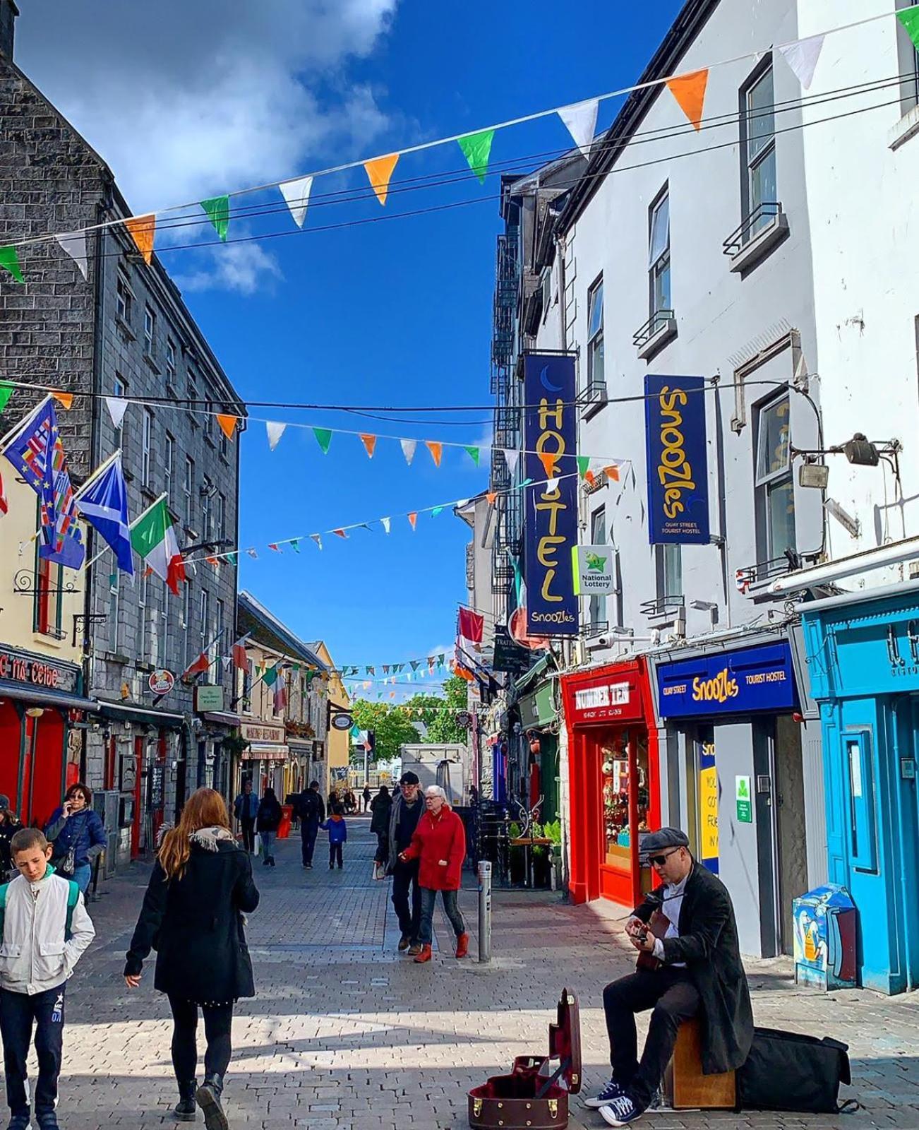 Snoozles Quay Street Tourist Hostel Galway Esterno foto