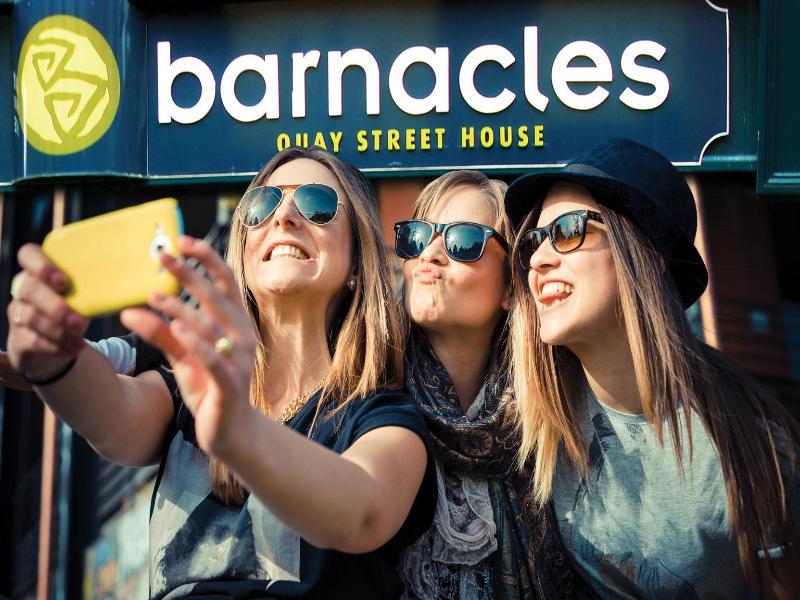 Snoozles Quay Street Tourist Hostel Galway Esterno foto